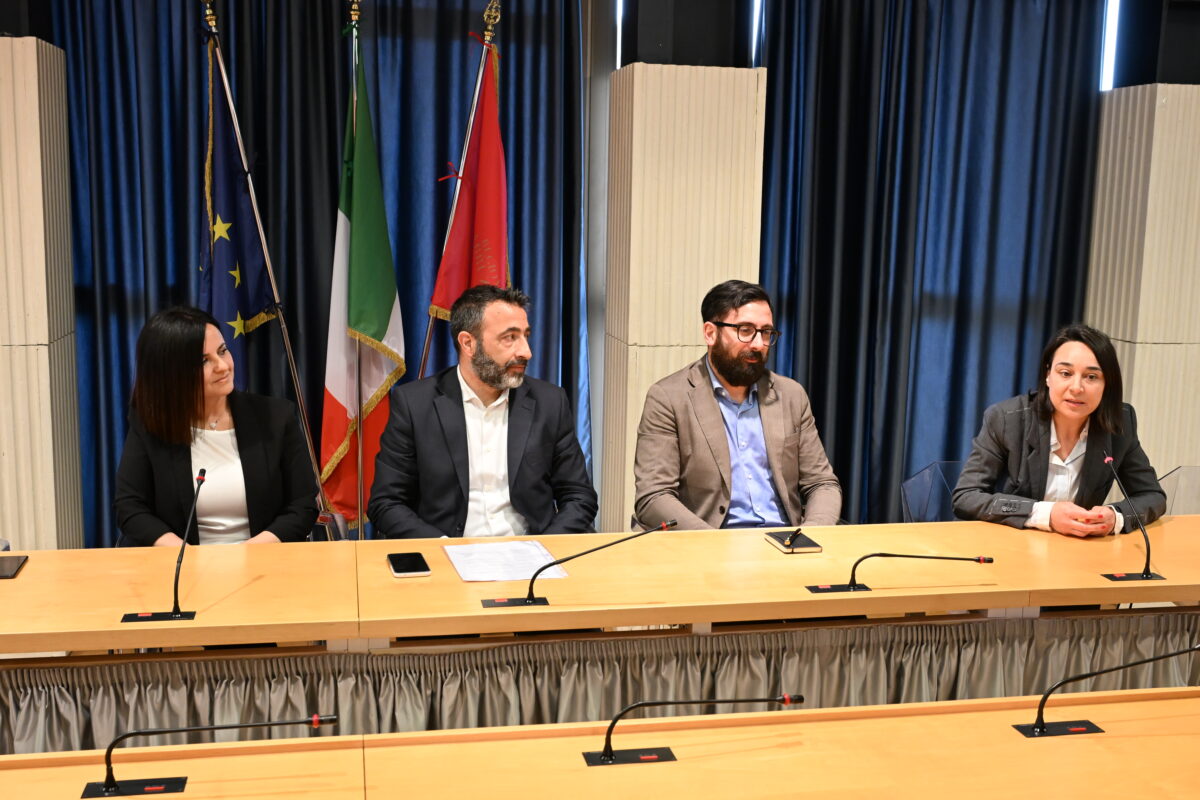 Matteo Perazzetti, sindaco di Città Sant'Angelo, Lucia Travaglini, vicesindaco di Città Sant'Angelo, Leonardo D’Addazio, consigliere regionale, e Michela D'Amelio, Project Manager di Gruppo Xera, presentano il progetto AUTONOMA-MENTE – LELÙ
