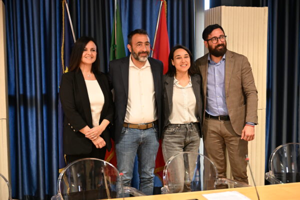 Matteo Perazzetti, sindaco di Città Sant'Angelo, Lucia Travaglini, vicesindaco di Città Sant'Angelo, Leonardo D’Addazio, consigliere regionale, e Michela D'Amelio, Project Manager di Gruppo Xera, posano per una foto insieme