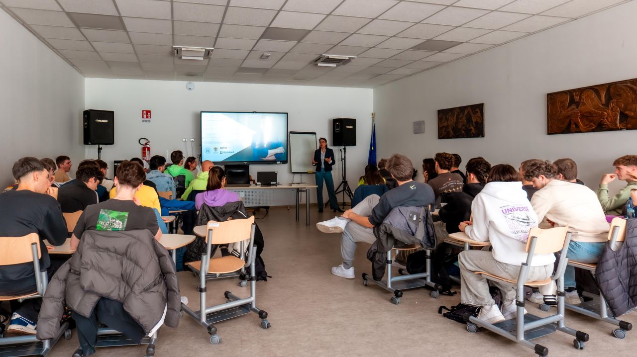 Weeko e Progetti Educativi: Formazione, Sensibilizzazione e Orientamento per una Sostenibilità Formativa