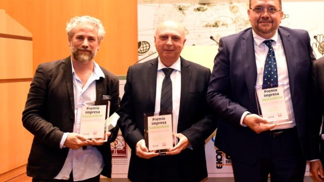 Donato Colleluori, CEO di Gruppo Xera, in posa con altri due vincitori del premio al Forum Sostenibilità