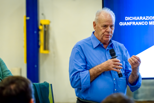 Relatore parla al microfono durante l'incontro sulla partnership tra Xera e Dataone