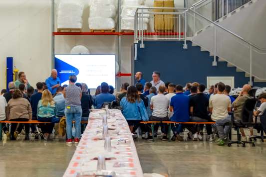 Dipendenti di Gruppo Xera seduti a pranzo