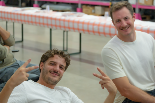 Nicolò Scordella fa una posa buffa per una foto con un collega di Gruppo Xera