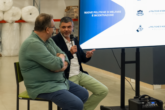 Milos Scordella, CFO/HR Gruppo Xera, e Donato Colleluori, CEO di Gruppo Xera, parlano al microfono