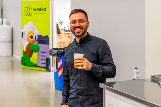 Simone Bucciarelli, dipendente di Gruppo Xera, posa per una foto con la birra in mano