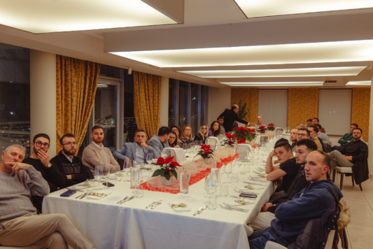 Dipendenti di Gruppo Xera assistono seduti ad una presentazione