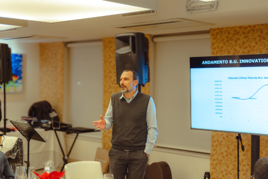 Manuel Franz, Chief Technology Officer di Gruppo Xera, presenta le performance aziendali ai colleghi