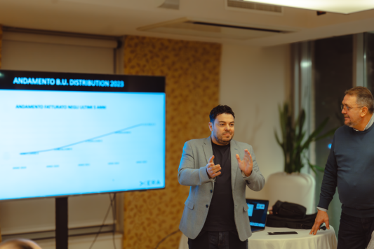 Alfredo D'Eramo, General Manager di Xera Distribution, applaude