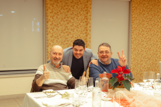 Donato Colleluori, CEO di Gruppo Xera, Alfredo D'Eramo, General Manager Xera Distribution, e Gabriele Colleluori, Office Technician di Gruppo Xera, posano per una foto insieme a tavola