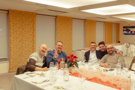 Donato Colleluori, CEO di Gruppo Xera, Milos Scordella, Alfredo D'Eramo, Andrea Cipriani e Gabriele Colleluori posano per una foto insieme seduti a tavola