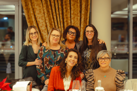 Dipendenti donne di Gruppo Xera fanno una foto di gruppo