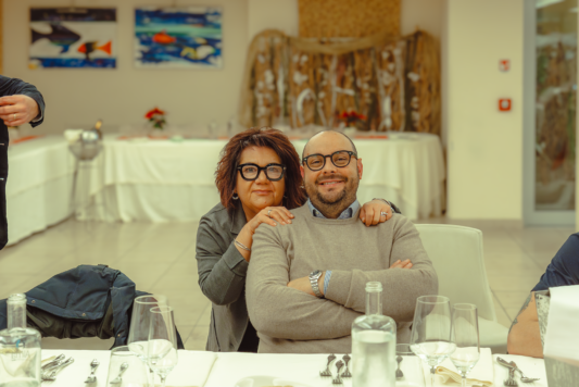 Andrea Cipriani e Noemi Maricotti posano per una foto insieme abbracciati