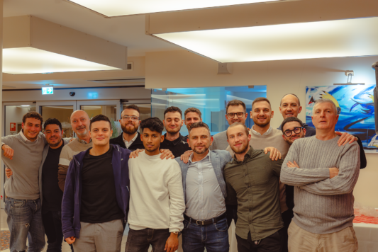 Dipendenti Gruppo Xera fanno una foto di gruppo