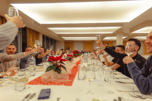 Donato Colleluori, CEO di gruppo Xera, brinda insieme ai suoi dipendenti durante la cena aziendale di Natale 2023