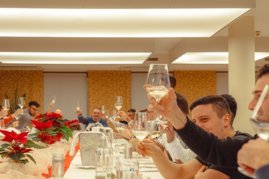 Donato Colleluori, CEO di gruppo Xera, brinda insieme ai suoi dipendenti durante la cena aziendale di Natale 2023