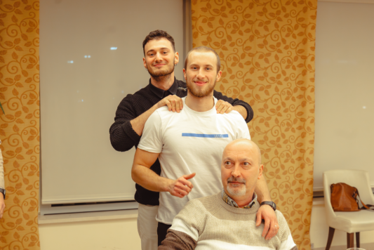 Mattia Palmucci, Giovanni Panaccia e Gabriele Colleluori, dipendenti di Gruppo Xera, fanno una foto insieme