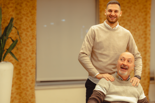 Gabriele Colleluori, Office Technician Gruppo Xera, e Luca Medoro posano per una foto insieme