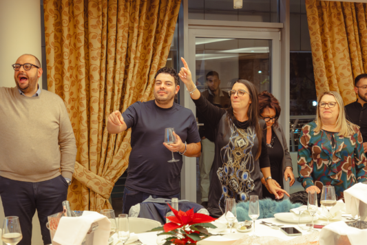 Dipendenti di Gruppo Xera cantano e ballano