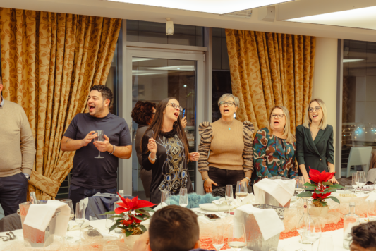 Dipendenti Gruppo Xera fanno karaoke di gruppo