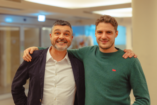 Milos Scordella e Nicolò Scordella posano per una foto insieme abbracciati