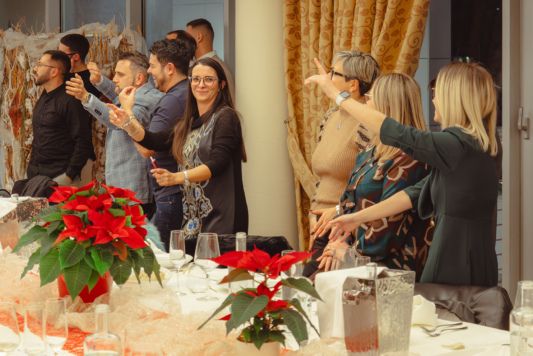 Dipendenti di Gruppo Xera ballano insieme nel ristorante