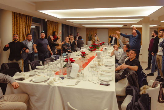 Dipendenti di Gruppo Xera fanno karaoke