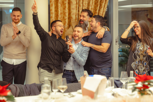 Quattro dipendenti di Gruppo Xera fanno Karaoke