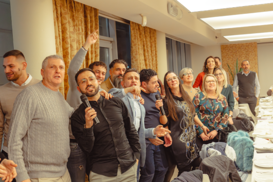 Dipendenti di Gruppo Xera fanno karaoke di gruppo