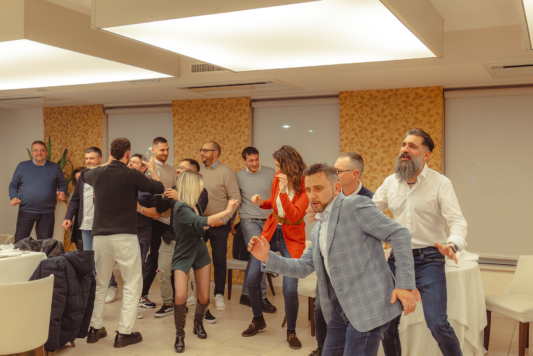 Dipendenti di Gruppo Xera ballano insieme nel ristorante