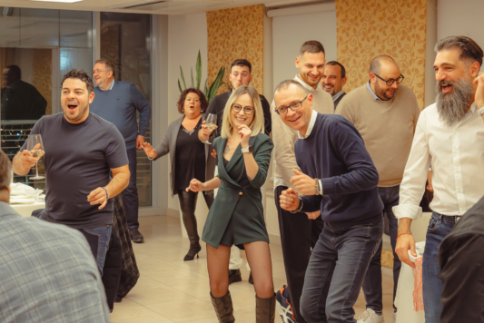 Dipendenti di Gruppo Xera cantano e ballano