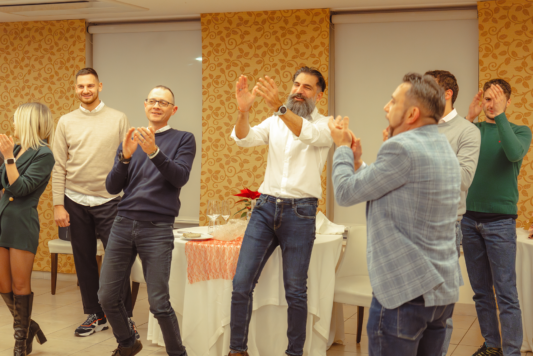 Dipendenti di Gruppo Xera cantano e ballano