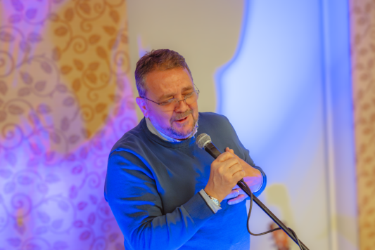 Donato Colleluori, CEO di Gruppo Xera, canta al microfono