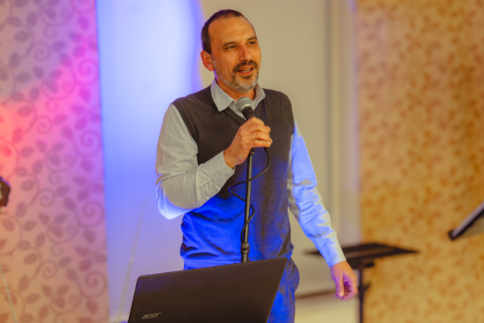 Manuel Franz, Chief Technology Officer di Gruppo Xera, canta al microfono