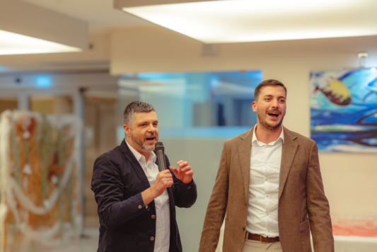 Jacopo Colleluori e Milos Scordella fanno il Karaoke insieme