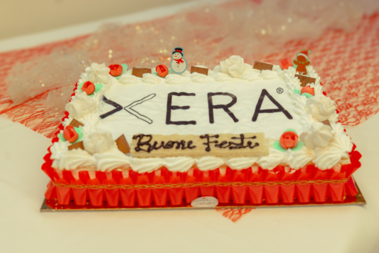 Torta bianca e rossa con scritta XERA Buone Feste