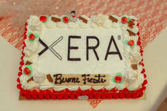 Torta bianca e rossa con scritta XERA Buone Feste