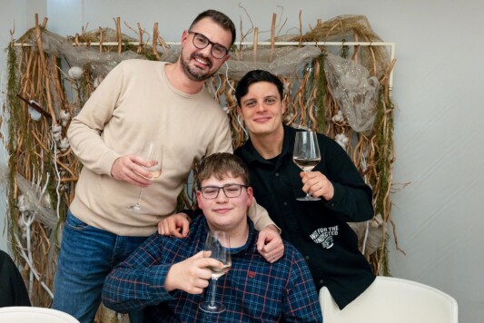 Antonio, Emanuele e Samuele brindano alla serata bellissima organizzata dal Gruppo Xera