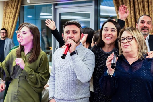 Allegria e karaoke. Cena aziendale 2024