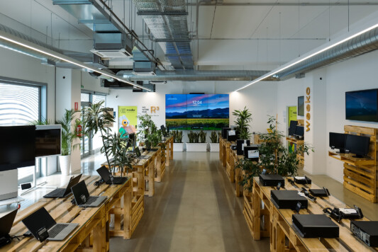Cash & Carry Gruppo Xera presso il centro commerciale Ibisco, Città Sant’Angelo (Pescara), punto vendita tecnologico e sostenibile in Abruzzo.